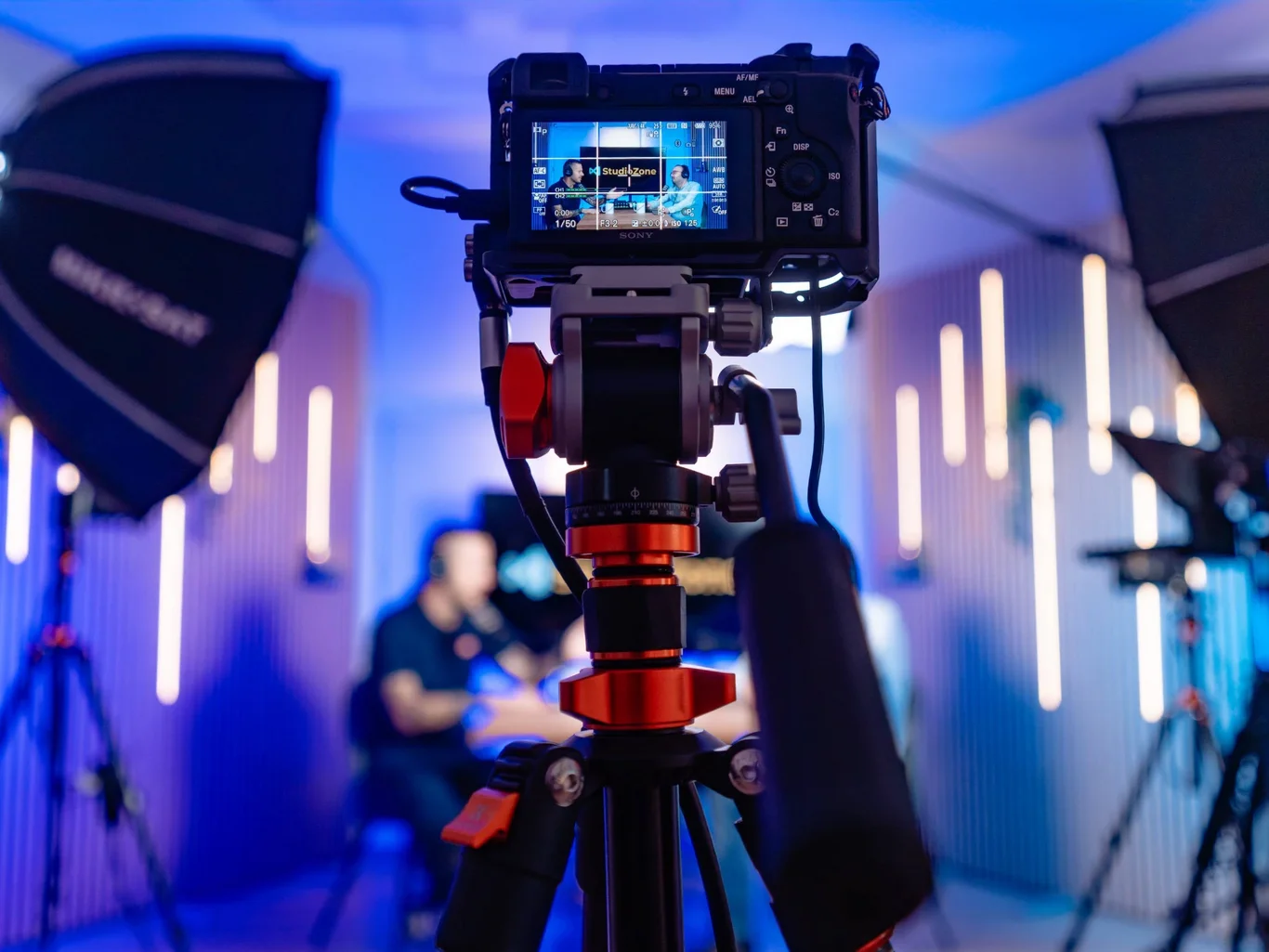 Professzionális kamera a StudioZone stúdióban, többkamerás videó-podcast felvételhez