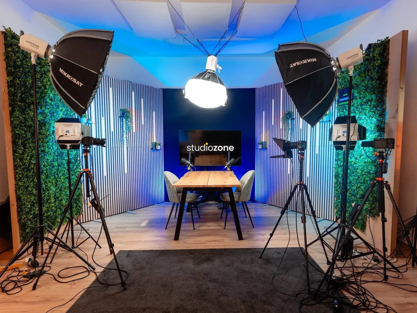 Bekészített podcast-stúdió a StudioZone-ban: mikrofonok és technika, felvételre készen