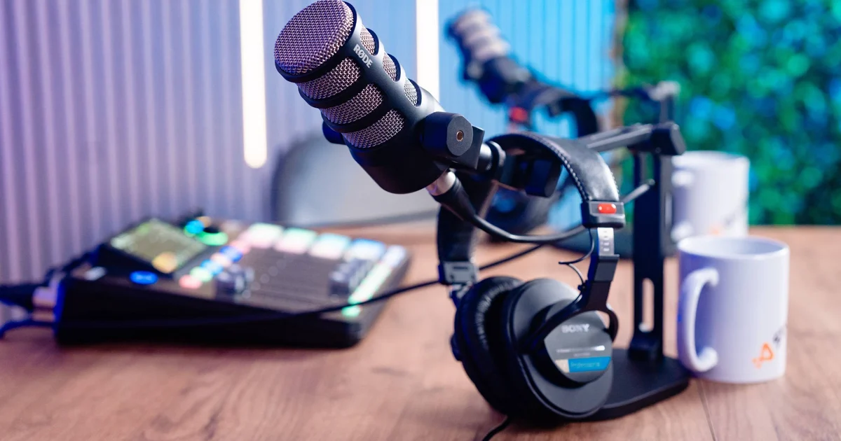 Podcast-mikrofon, fejhallgató és keverő a StudioZone stúdióasztalán, felvételre készen